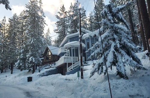 Round Hill Village Kabine | Cabin in Zephyr Cove; close to lake and slopes, hot tub and kayaks