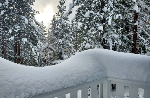 Round Hill Village Kabine | Cabin in Zephyr Cove; close to lake and slopes, hot tub and kayaks