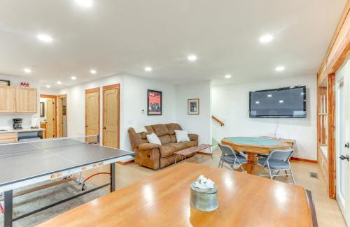 Rogers Haus | Cabin on Beaver Lake with Views and Furnished Deck!