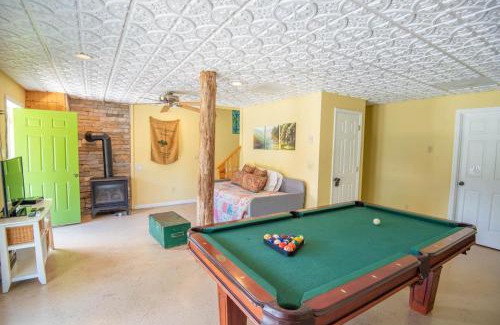 Piney Creek Haus | Cabin on New River, Fire Pit, Dogs OK, Hot Tub with VIEWS - Sleeps 10