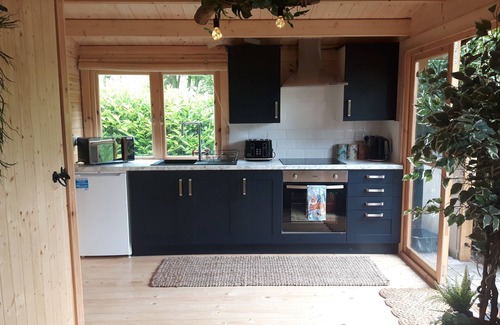 Hatherton Kabine | Cabin set in a Beautiful Romantic Tropical Garden