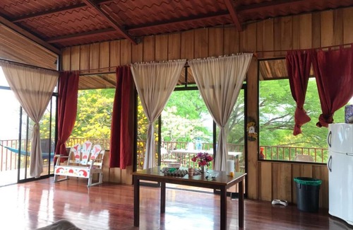 Atenas Kabine | Cabin surrounded by nature at ground level with terrace