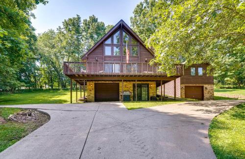 Howard Haus | Cabin with Deck about 3 Mi to Apple Valley Lake!
