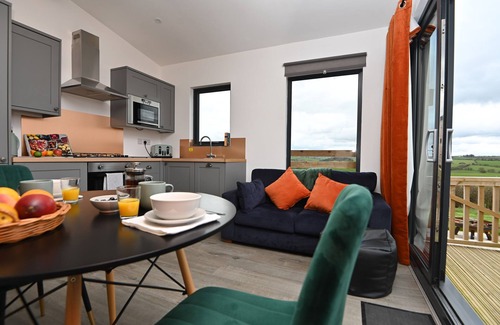 Llanfair Caereinion Hütte | CAE BEDW, pet friendly, with hot tub in Llanfair Caereinion