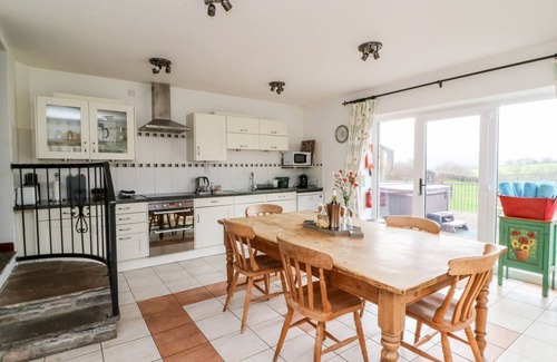 Battle Haus | CAECRWN, pet friendly, luxury holiday cottage, with hot tub in Brecon