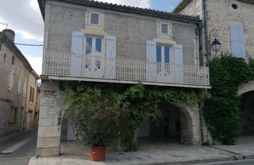 Castelnau-Montratier-Sainte-Alauzie Haus | CAHORS SUD : Maison quercynoise avec vue sur place du village