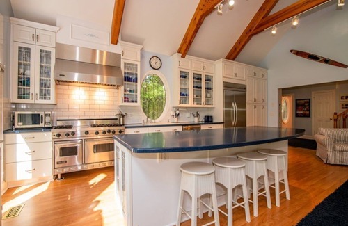 Bracey Haus | Calm Waters Encounters on the Lake - Lake Gaston, Virginia