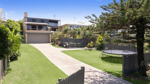 Shelly Beach Haus | Caloundra Retro Beach House in Front of Ocean