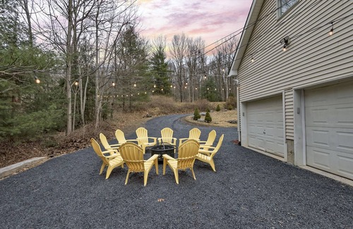 Cresco Haus | GOLF,Firepit,Hottub,Linens,Casino,Camelback,Kalahari!!