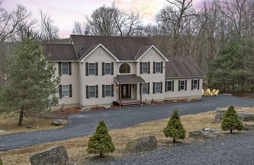 Cresco Haus | GOLF,Firepit,Hottub,Linens,Casino,Camelback,Kalahari!!