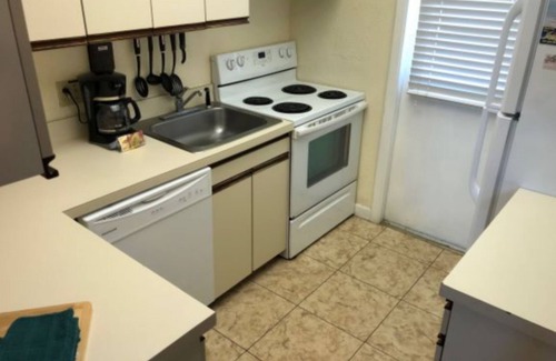 Pass-a-Grille Eigentumswohnung | Camelot by the Sea by Liberte'