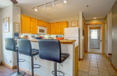 Snowshoe Haus | 2 Schlafzimmer, 2. 5 Bäder: Ski In / Ski Out, Gaskamin, Camp 4 Hot Tub. Master Schlafzimmer: Pillowtop K