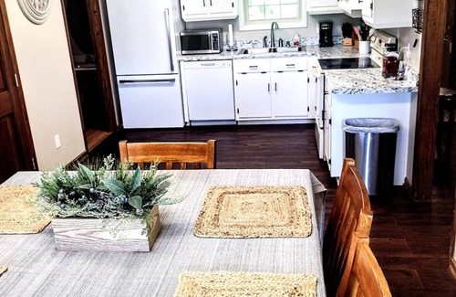 Killen Haus | Camp Creek Cottage 3br, 2ba w Outdoor Tent & Grill