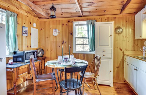 Waterboro Kabine | 'Camp Crescendo' Rustic Waterboro Cabin By Lake