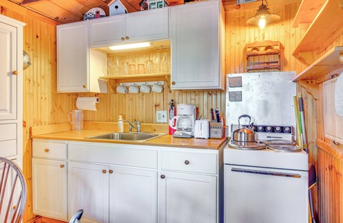 Waterboro Kabine | 'Camp Crescendo' Rustic Waterboro Cabin By Lake