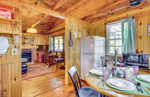 Waterboro Kabine | 'Camp Crescendo' Rustic Waterboro Cabin By Lake