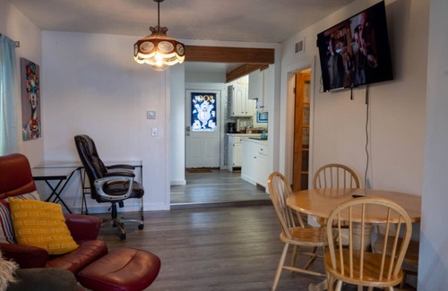 Alto Wohnung | Campau Lake 3 Cottages Sunny Days and Sunshine Tiki game house
