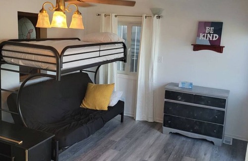 Alto Haus | Campau Lake Sunny days cottages w hot spa