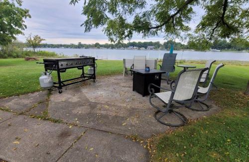 Alto Haus | Campau Lake Sunshine cottage