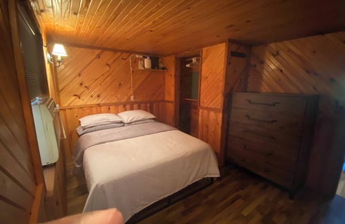Fairport Kabine | Campground with a Cabin and a Treehouse just 1 hour from Kansas City airport
