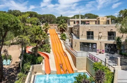 Le Muy Haus | Camping 5 étoiles - Parc aquatique - eebagb