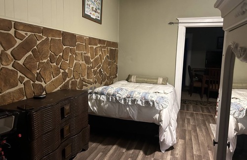 Baldwin Haus | Can easily sleep a large group of 15 guests 2 minutes to public transportation