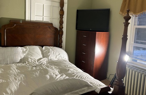 Baldwin Haus | Can easily sleep a large group of 15 guests 2 minutes to public transportation