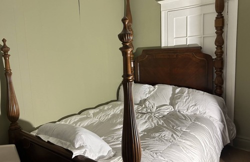 Baldwin Haus | Can easily sleep a large group of 15 guests 2 minutes to public transportation