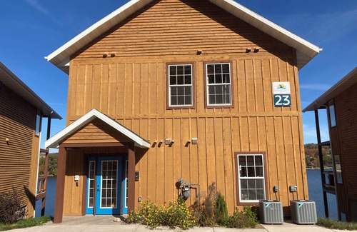 Houghton Kabine | Canal View Trailside Cabin 23A