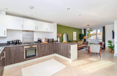 Hanley Haus | Canalside House Summa