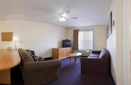 Stevensville Hotel | Candlewood Suites St. Joseph / Benton Harbor by IHG
