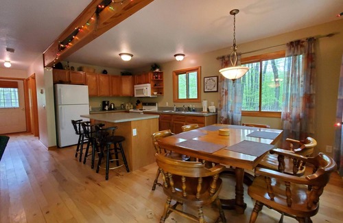 Farwell Hütte | CANDY APPLE COTTAGE- A Charming 3-bedroom cottage in soothing Farwell with WiFi