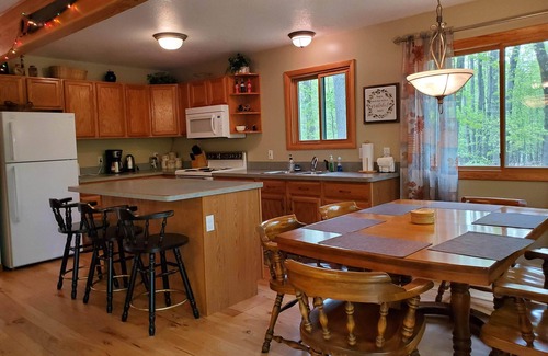 Farwell Hütte | CANDY APPLE COTTAGE- A Charming 3-bedroom cottage in soothing Farwell with WiFi