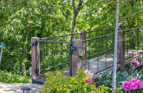 Jasper Haus | Canyon View Treehouse- Relaxing Getaway in Jasper with an Amazing View