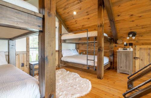Jasper Haus | Canyon View Treehouse- Relaxing Getaway in Jasper with an Amazing View