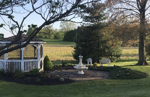 North Lawrence Hütte | Cape Cod Cottage Apartment-king sized Sleep Number bed