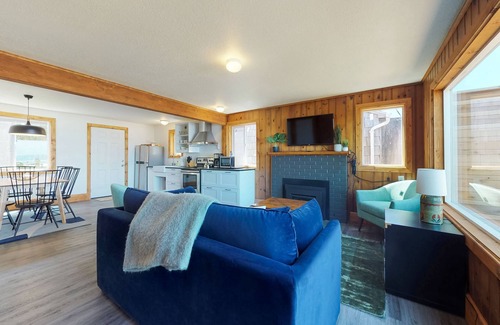 Edgewater Shores Hütte | Cape Cod Cottages #2: Oceanfront with hot tub!