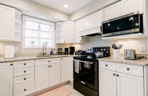 Baileys Crossroads Haus | Capital Retreat: Stylish Haven Minutes from Washington D.C.