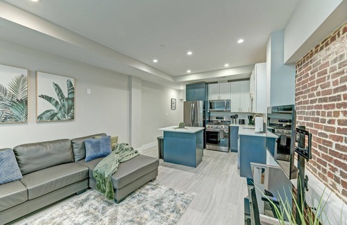 Truxton Circle Eigentumswohnung | Capitol Canvas: Artisan Condo in Prime Location, Pets Welcome, Gated Patio