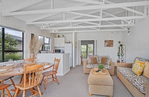 Cooks Beach Hütte | Captains Bach @ Cooks - Ferienwohnung im Obergeschoss