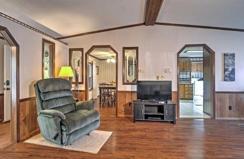 Cadiz Haus | Captivating Cadiz Hideaway with Deck on Lake Barkley