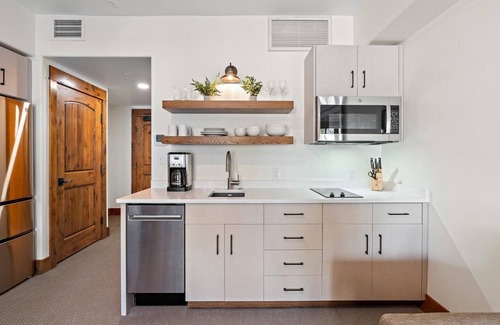 Tamarack Wohnung | Captivating Studio | Pet friendly with Balcony