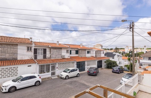 Carcavelos Haus | Carcavelos Sunny Retreat 1 by LovelyStay