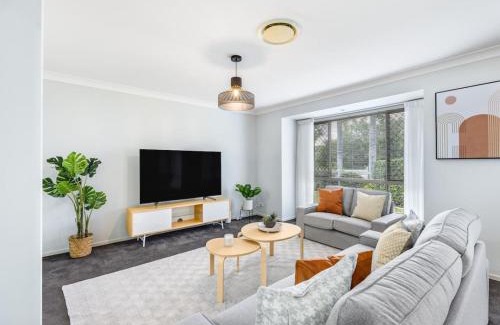 Carindale Haus | Carindale Family Home/Close to Westfield & Highway