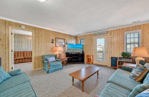 Cherry Grove Beach Haus | Carolina Roost in Cherry Grove