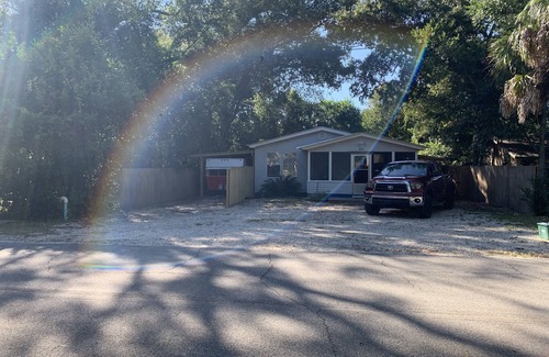 Carrabelle Haus | Carrabelle Snapper Shack, sleeps 6. Five min to Carrabelle beach, hot tub!