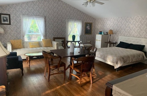 Wilson Bed & Breakfast | Carriage Home Near Barton College