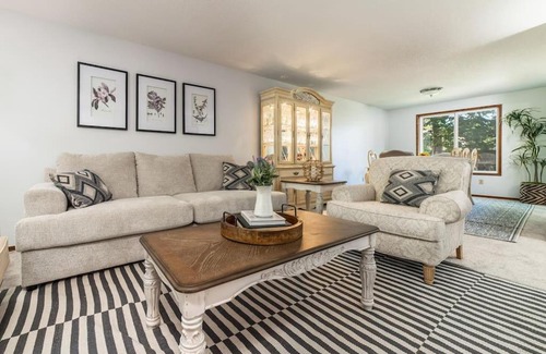 Beaverton Haus | Carriage Way The Restful Retreat King Bed yard
