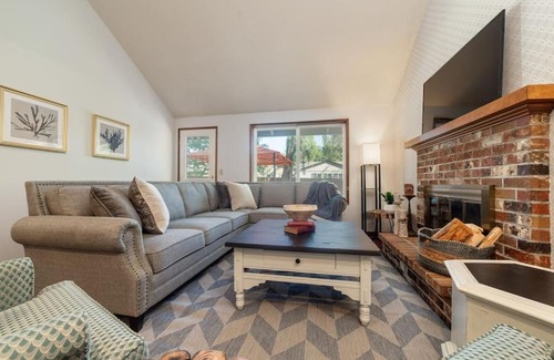 Beaverton Haus | Carriage Way The Restful Retreat King Bed yard