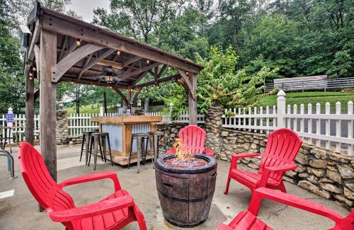 Henry Haus | Carters Hideaway by Fairy Stone Pool and Hot Tub